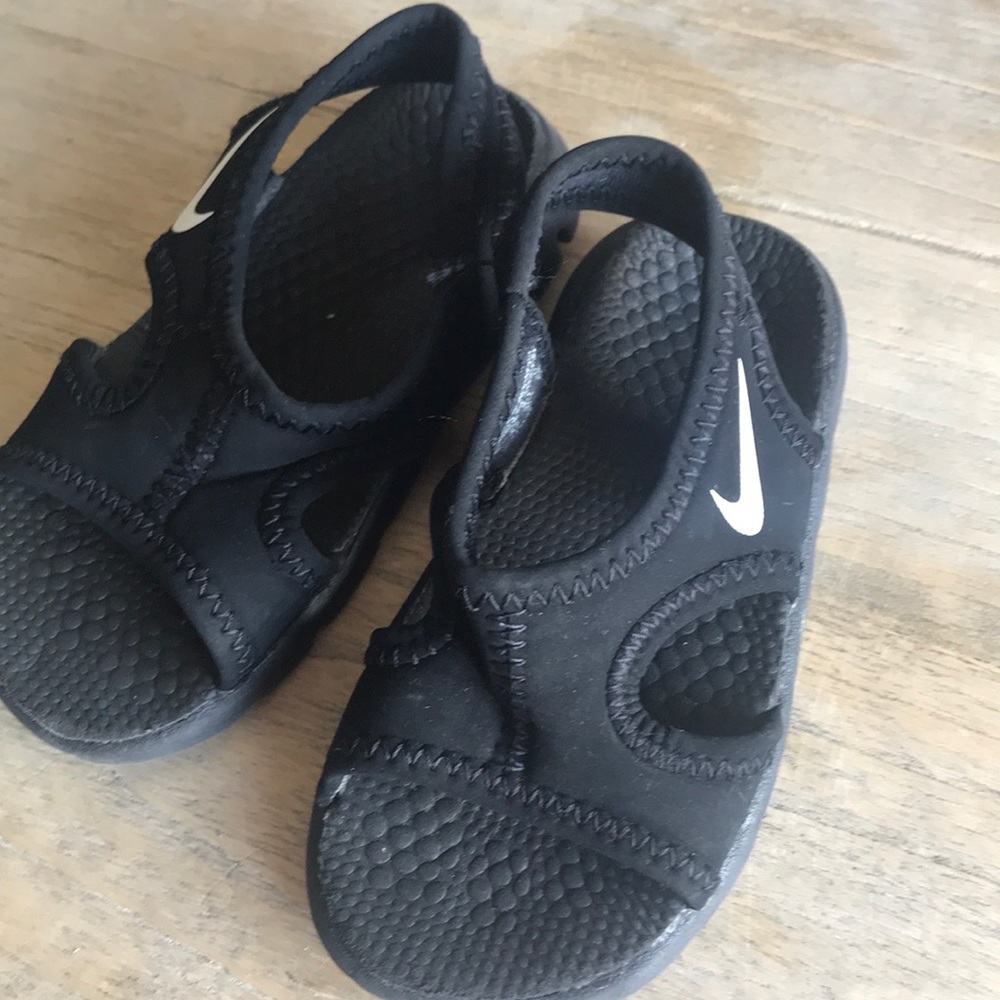 Nike sandals black size 5c